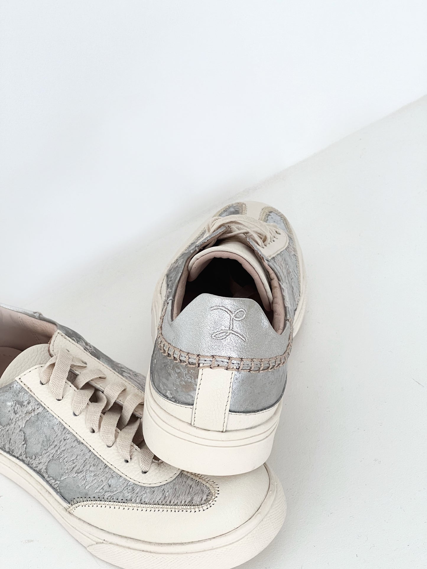 Zapatilla Woolf Cream & Silver