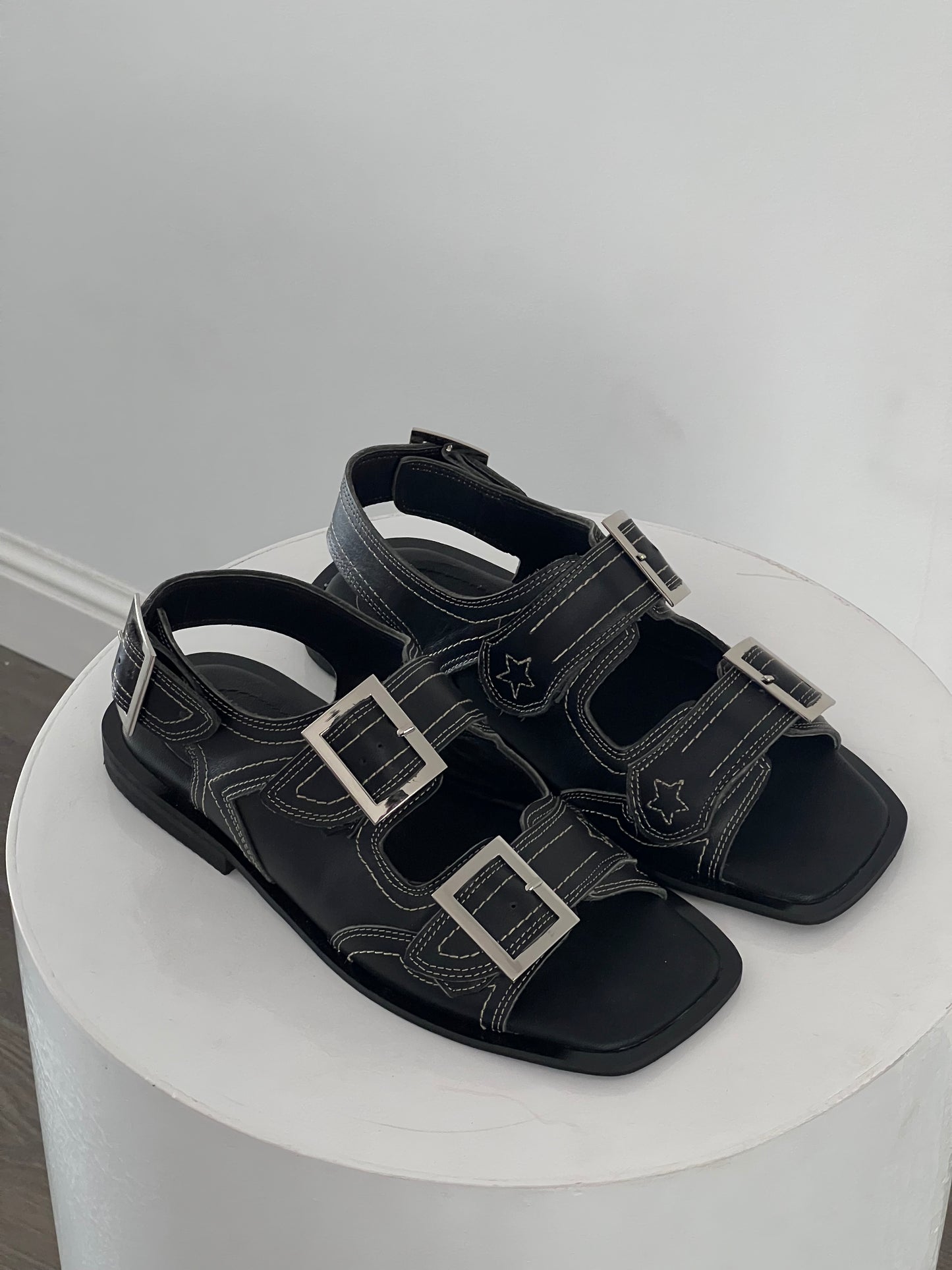 Ernest Sandals Total Black