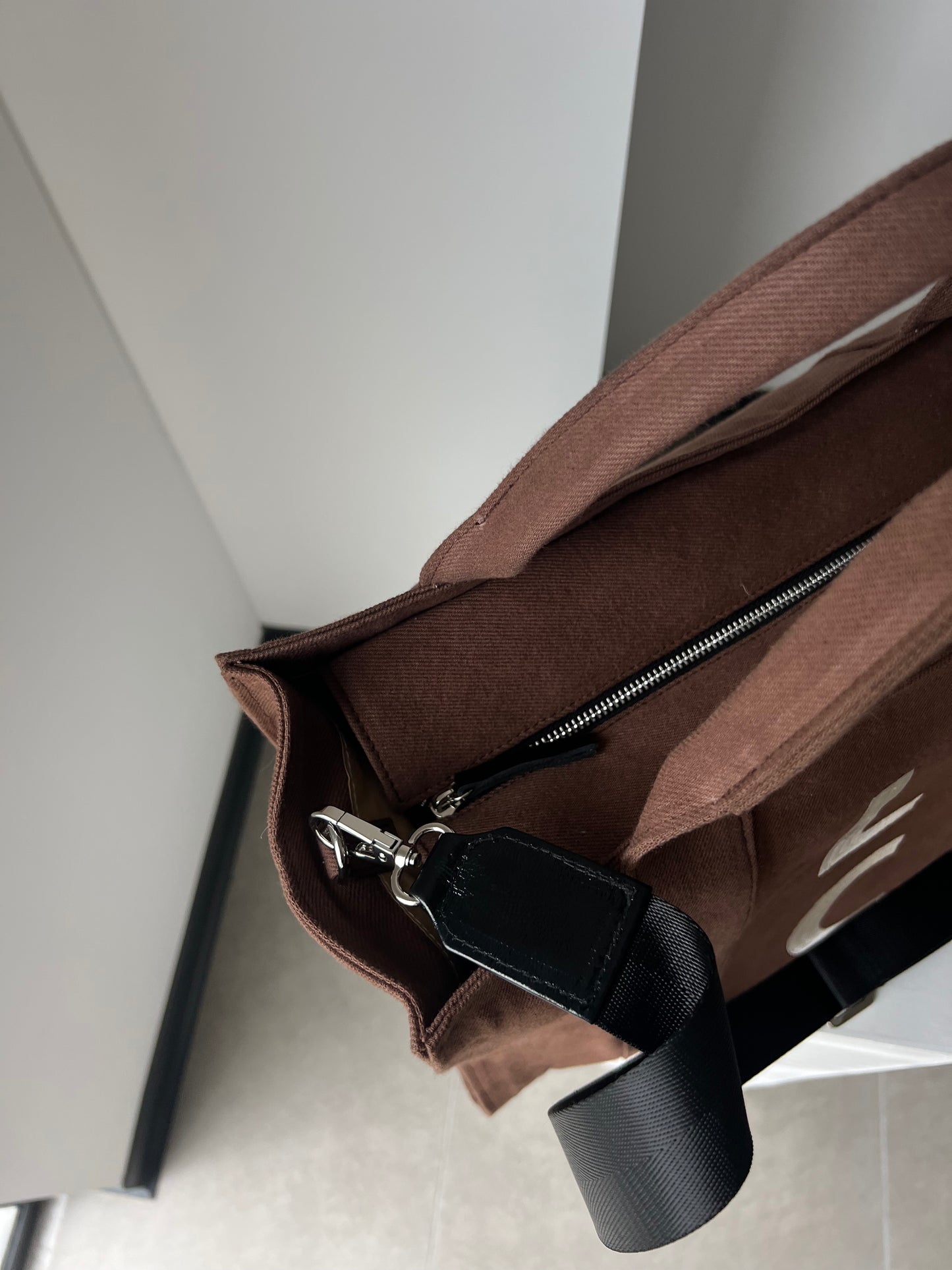 The Medium Tout Denim Brown