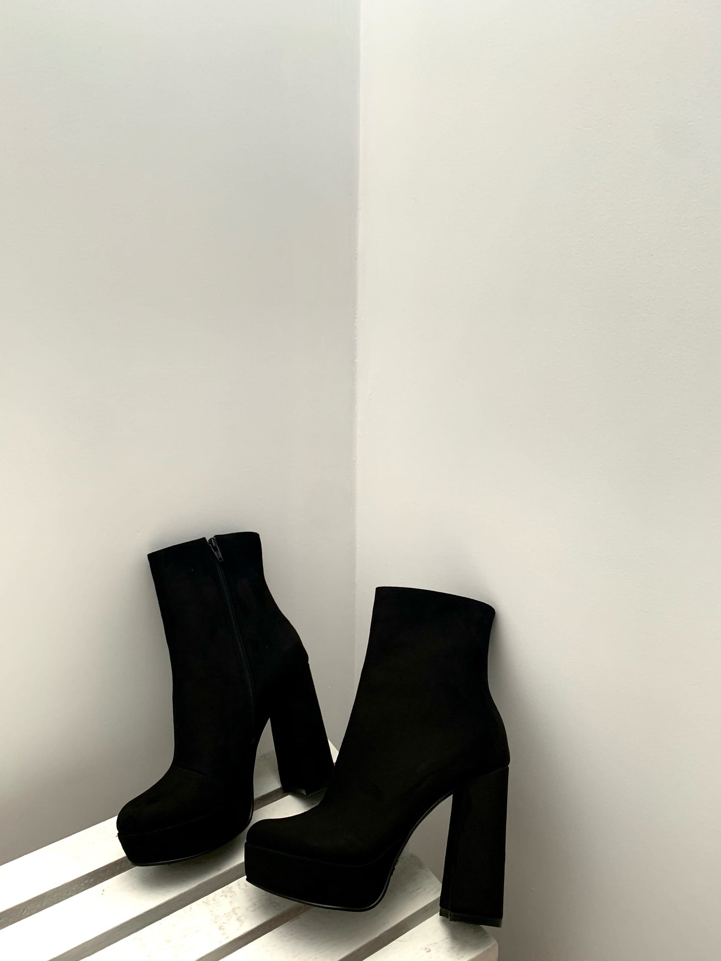Thya boots black